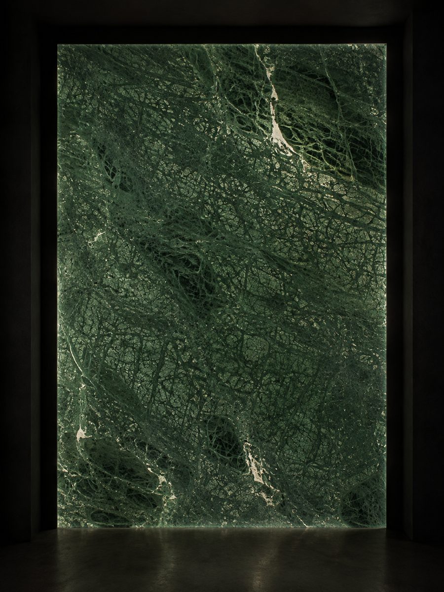 Verde Guatemala Espanol in museum light
